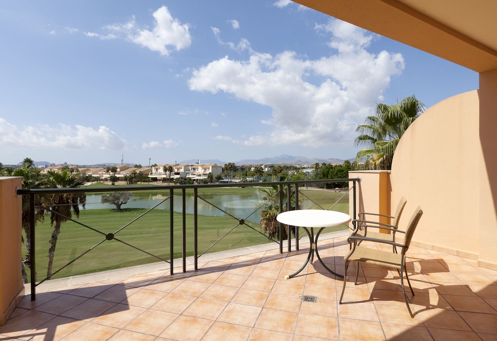 Habitación Deluxe con 1 cama doble o 2 individuales, terraza del hotel Alicante Golf. Foto 8