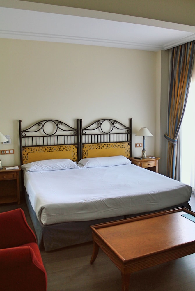 Habitación estándar con 1 cama doble o 2 individuales, terraza del hotel Alicante Golf. Foto 1