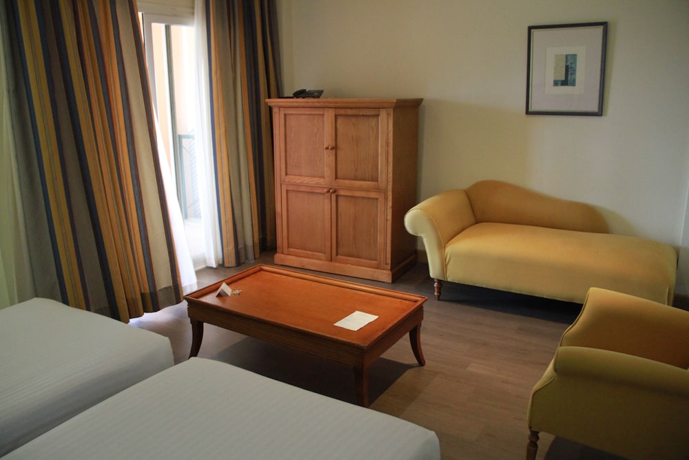 Habitación triple Deluxe, terraza del hotel Alicante Golf. Foto 1