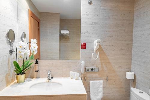 2 camas individuales del hotel Faranda Marsol Candás. Foto 3
