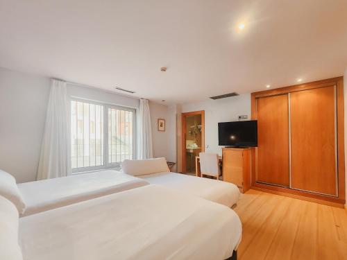 Habitación con 2 camas individuales y 1 cama supletoria del hotel Faranda Marsol Candás