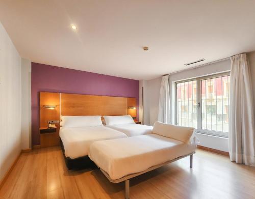 Habitación con 2 camas individuales y 1 cama supletoria del hotel Faranda Marsol Candás. Foto 1