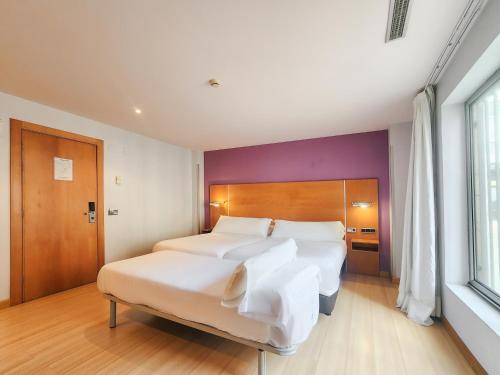Habitación con 2 camas individuales y 1 cama supletoria del hotel Faranda Marsol Candás. Foto 2