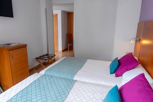 Habitación Superior con cama supletoria y vistas a la ciudad - 2 camas individuales del hotel Faranda Marsol Candás. Foto 2