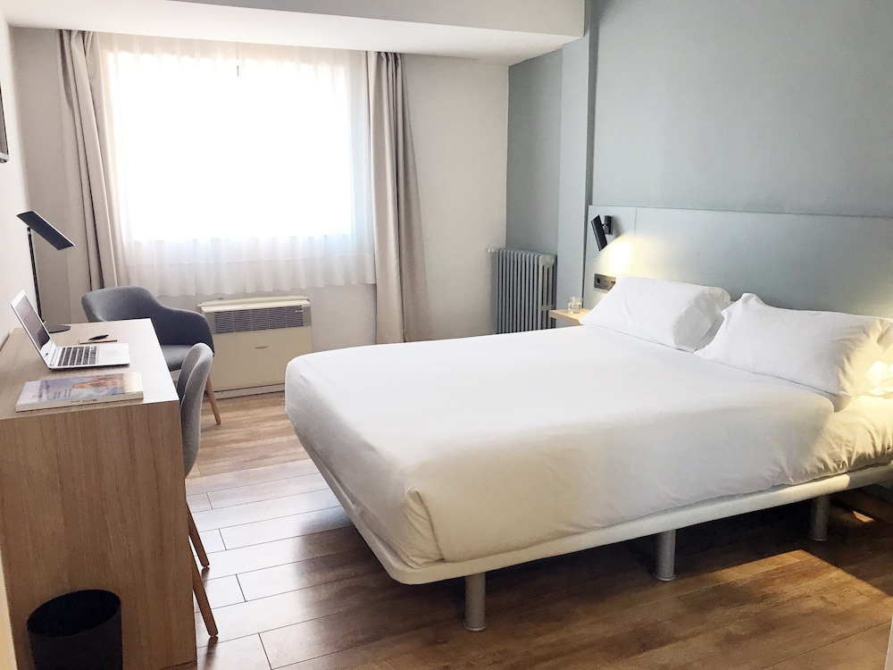 Habitación estándar con 1 cama doble o 2 individuales del hotel Principe de Asturias. Foto 2