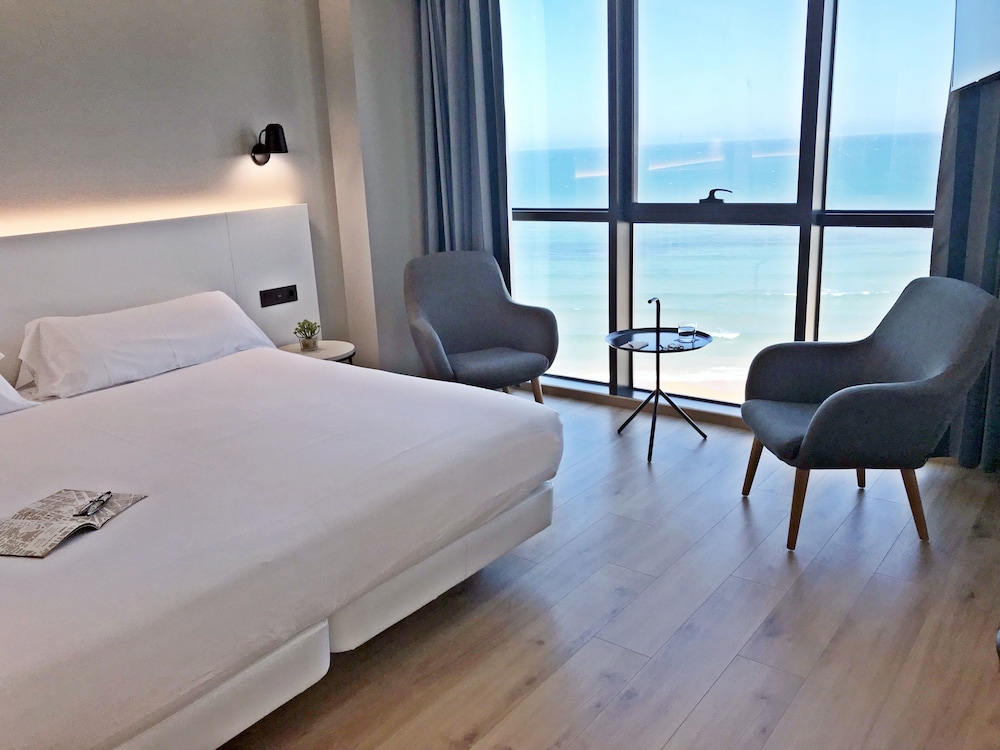 Habitación estándar con 1 cama doble o 2 individuales del hotel Principe de Asturias. Foto 10