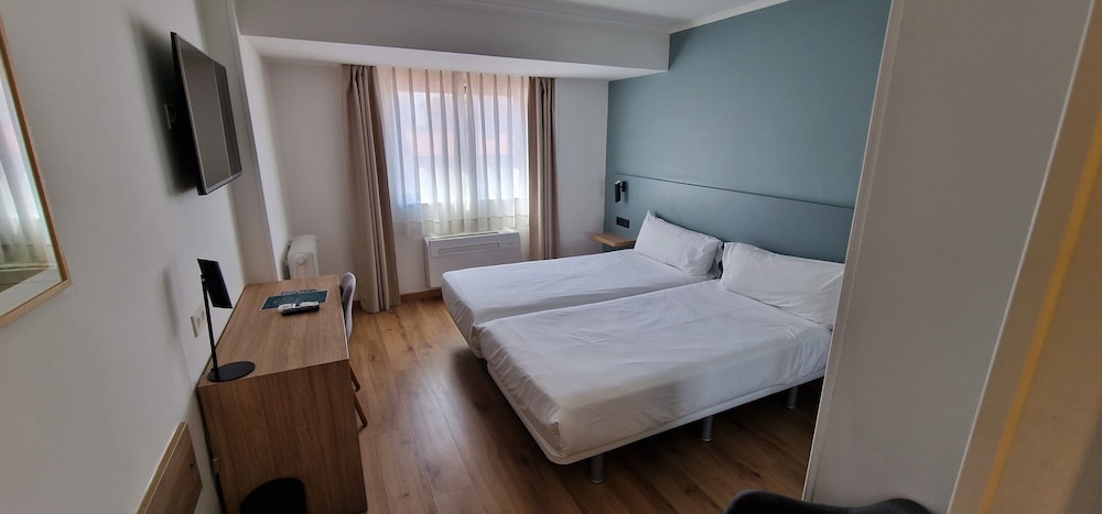 Habitación estándar con 1 cama doble o 2 individuales del hotel Principe de Asturias. Foto 15