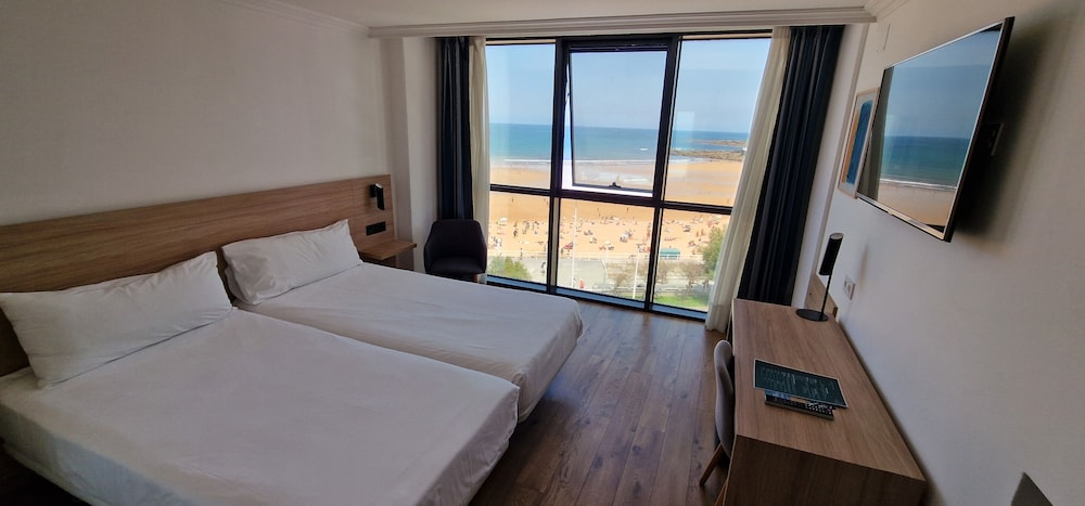 Habitación estándar con 2 camas individuales, vistas a la playa del hotel Príncipe de Asturias. Foto 9