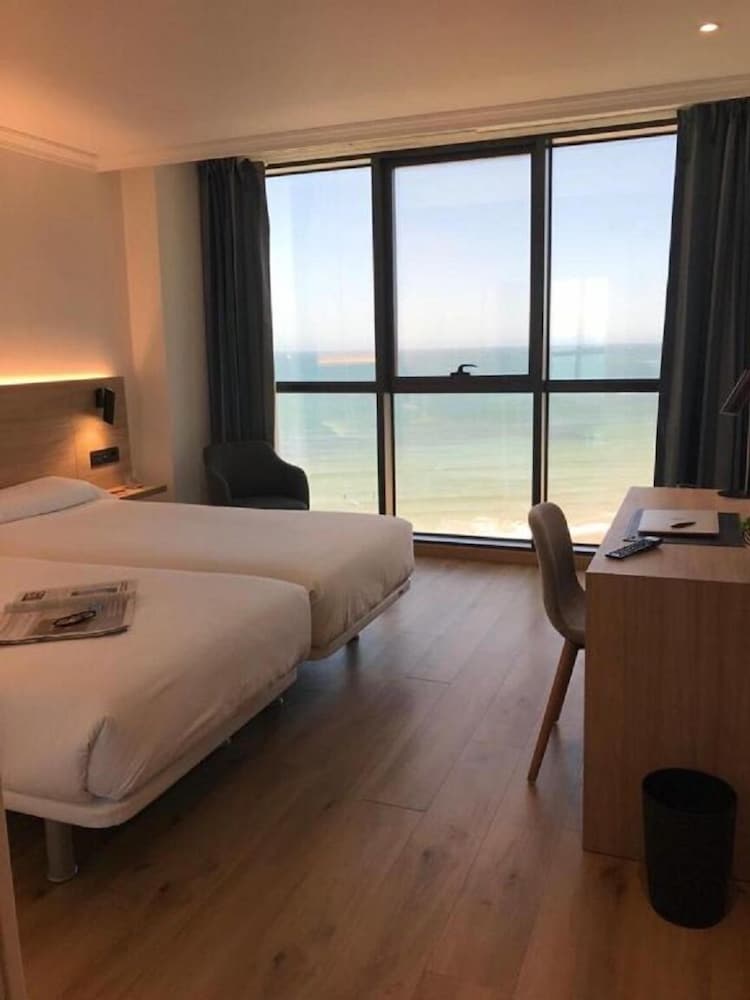 Habitación estándar con 2 camas individuales, vistas a la playa del hotel Príncipe de Asturias. Foto 10
