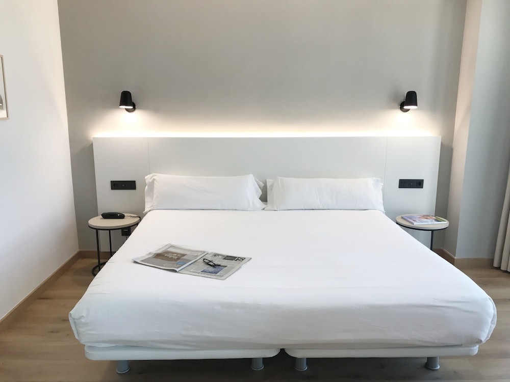 Habitación superior, 1 cama de matrimonio grande, vistas a la playa del hotel Principe de Asturias. Foto 1