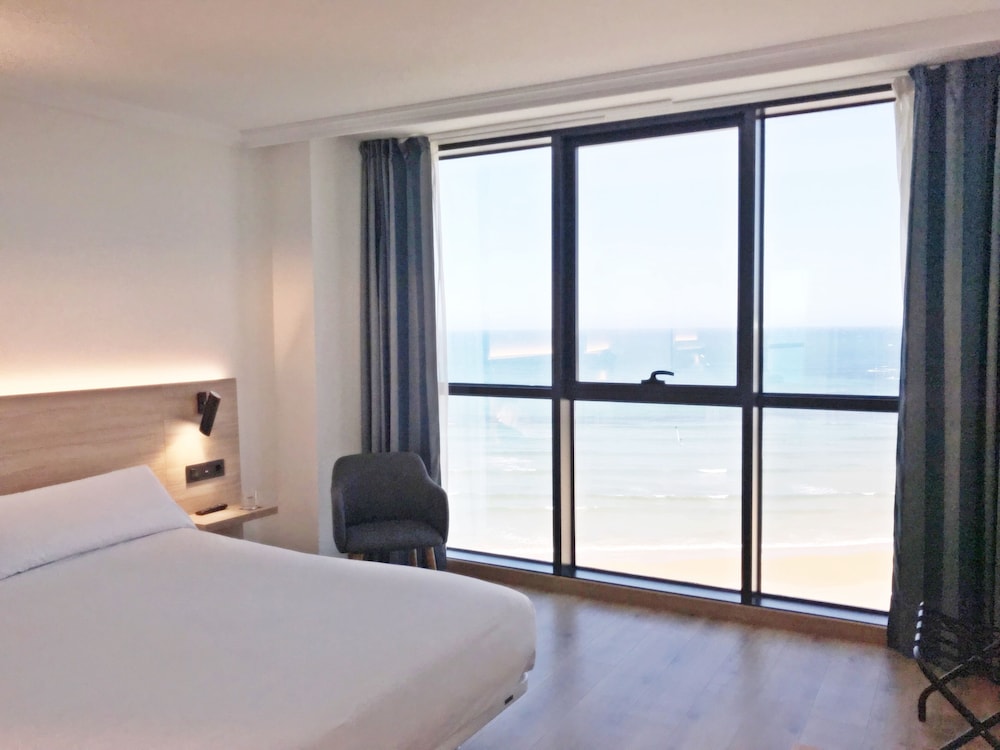 Habitación superior, 1 cama de matrimonio grande, vistas a la playa del hotel Principe de Asturias. Foto 5