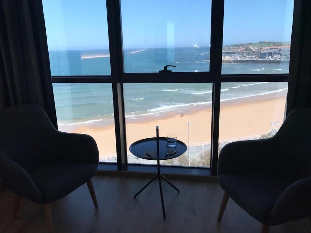 Habitación superior, 1 cama de matrimonio grande, vistas a la playa del hotel Principe de Asturias. Foto 11