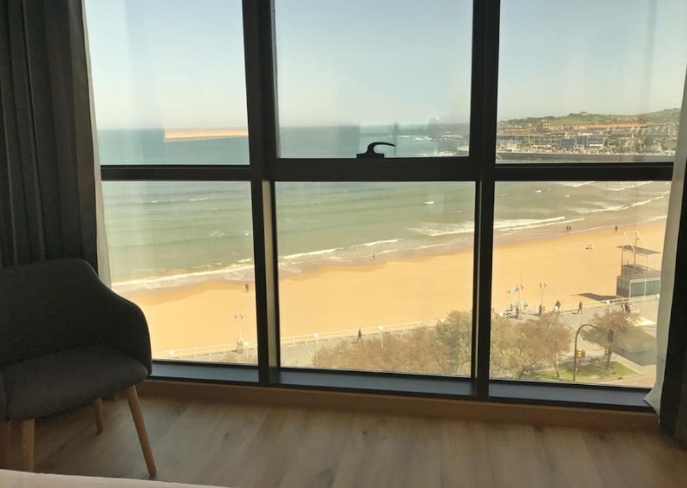 Habitación familiar, 1 cama de matrimonio grande, vistas a la playa del hotel Principe de Asturias. Foto 9