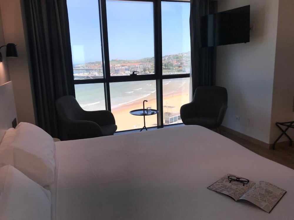 Habitación familiar, 1 cama de matrimonio grande, vistas a la playa del hotel Principe de Asturias. Foto 10