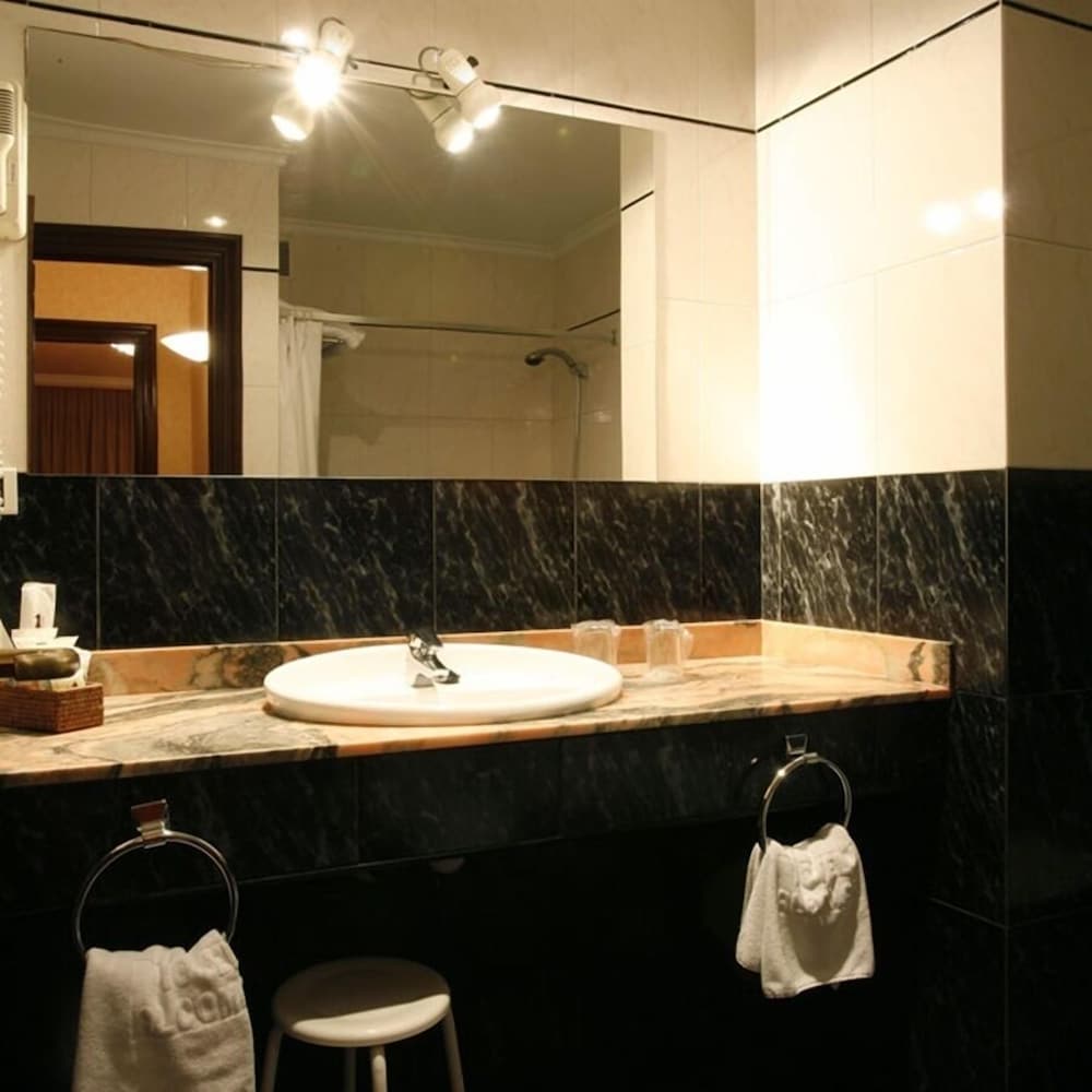 Habitación estándar con 2 camas individuales del hotel Alcomar. Foto 1