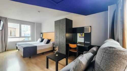 2 camas individuales y sofá del hotel Faranda Pathos Gijón, Ascend Hotel Collection. Foto 1