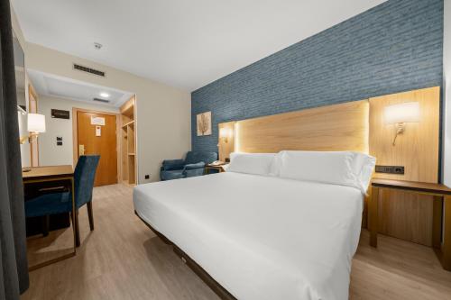 Habitación Doble Estándar con sofá cama del hotel Zentral Gijon Rey Pelayo. Foto 4
