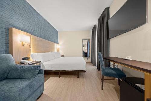 Habitación Doble Estándar con sofá cama del hotel Zentral Gijon Rey Pelayo. Foto 5