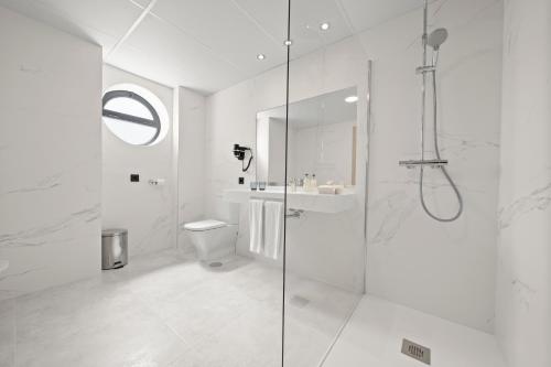 Habitación Doble Estándar con sofá cama del hotel Zentral Gijon Rey Pelayo. Foto 7