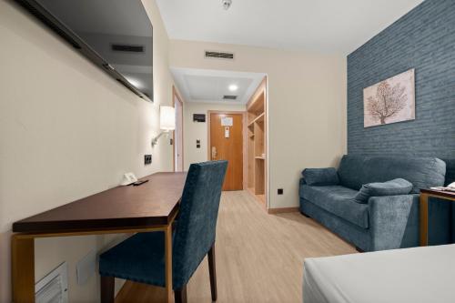 Habitación Doble Estándar con sofá cama del hotel Zentral Gijon Rey Pelayo. Foto 10