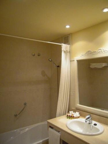 Habitación Doble - 2 camas del hotel Silken Spa La Hacienda De Don Juan. Foto 5