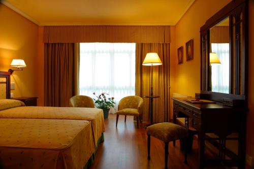 Habitación Doble con cama supletoria del hotel Silken Spa La Hacienda De Don Juan. Foto 2