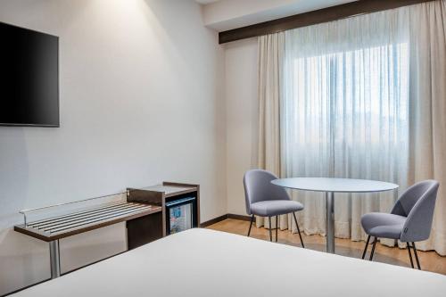 Habitación Estándar Plus con cama grande del hotel AC Hotel Oviedo Forum by Marriott. Foto 1