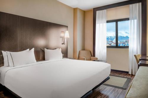 Suite Junior con cama extragrande del hotel AC Hotel Oviedo Forum by Marriott. Foto 2