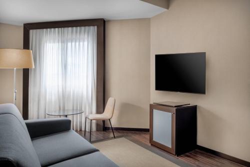 Suite Junior con cama extragrande del hotel AC Hotel Oviedo Forum by Marriott. Foto 4