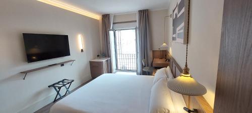 Habitación Plus con cama extragrande y vistas a la catedral del hotel Palacio de Valderrabanos. Foto 1