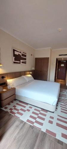 Habitación Plus con cama extragrande y vistas a la catedral del hotel Palacio de Valderrabanos. Foto 4