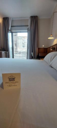 Habitación Plus con cama extragrande y vistas a la catedral del hotel Palacio de Valderrabanos. Foto 5