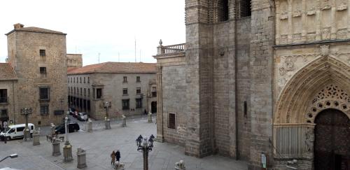Habitación Clásica con cama grande y vistas a la catedral del hotel Palacio de Valderrabanos