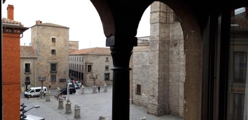 Habitación Clásica con cama grande y vistas a la catedral del hotel Palacio de Valderrabanos. Foto 1