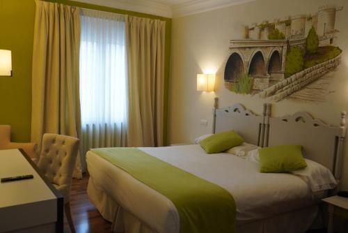 Habitación Clásica con cama grande y vistas a la catedral del hotel Palacio de Valderrabanos. Foto 2
