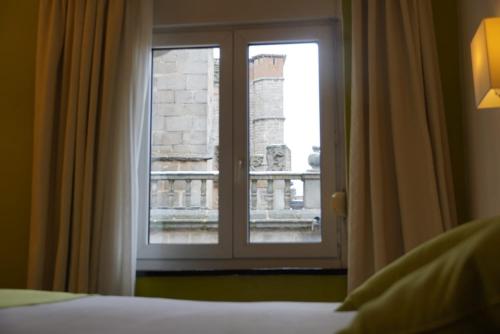 Habitación Clásica con cama grande y vistas a la catedral del hotel Palacio de Valderrabanos. Foto 3