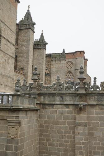 Habitación Clásica con cama grande y vistas a la catedral del hotel Palacio de Valderrabanos. Foto 6