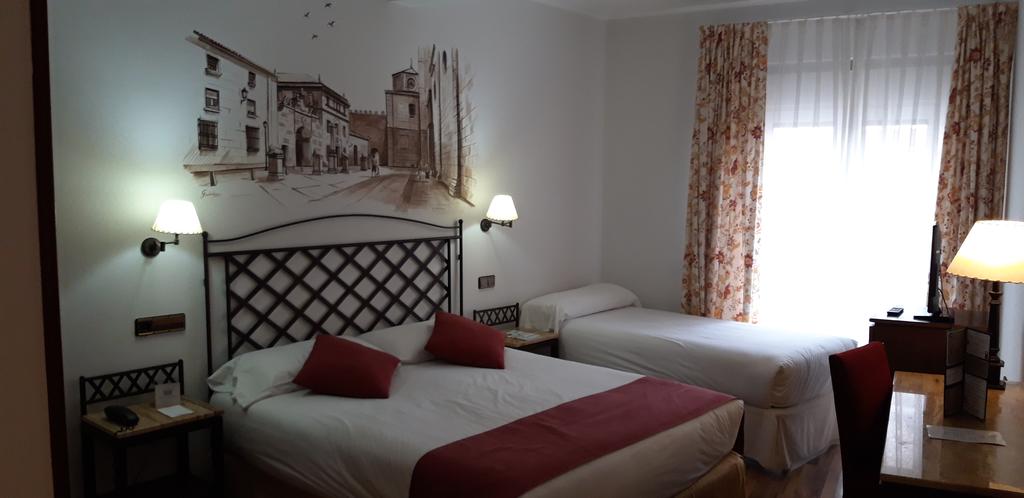 Habitación triple del hotel Palacio de Valderrabanos. Foto 1