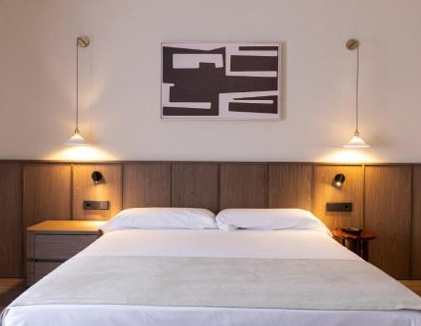 Habitación Plus con cama extragrande y vistas a la catedral del hotel Palacio de Valderrabanos. Foto 4