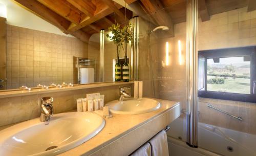 Habitación Dúplex con chimenea del hotel Izan Puerta de Gredos. Foto 7