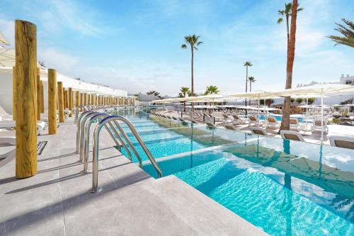 Habitación doble Vista Piscina Acceso Piscina Sofá Cama incluido 2 Camas individuales del hotel BLUESEA Golden Beach - Adults Only. Foto 10