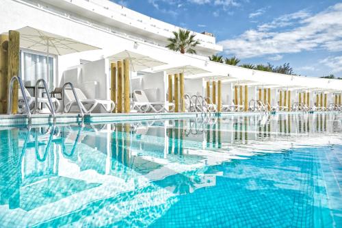 Habitación doble Vista Piscina Acceso Piscina Sofá Cama incluido 2 Camas individuales del hotel BLUESEA Golden Beach - Adults Only. Foto 11