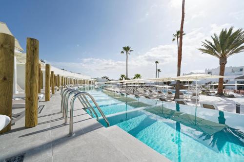 Habitación doble Vista Piscina Acceso Piscina Sofá Cama incluido 2 Camas individuales del hotel BLUESEA Golden Beach - Adults Only. Foto 13