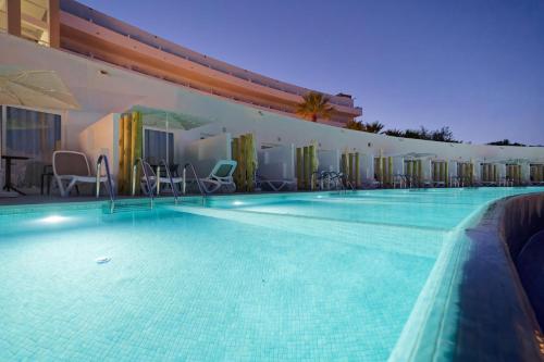 Habitación doble Vista Piscina Acceso Piscina Sofá Cama incluido 2 Camas individuales del hotel BLUESEA Golden Beach - Adults Only. Foto 15