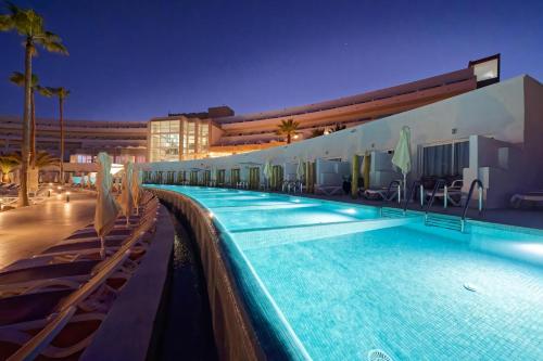 Habitación doble Vista Piscina Acceso Piscina Sofá Cama incluido 2 Camas individuales del hotel BLUESEA Golden Beach - Adults Only. Foto 17