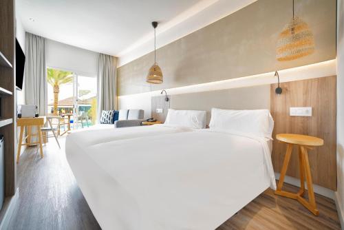 Habitación doble Sofá Cama incluido 2 Camas individuales del hotel BLUESEA Golden Beach - Adults Only. Foto 1