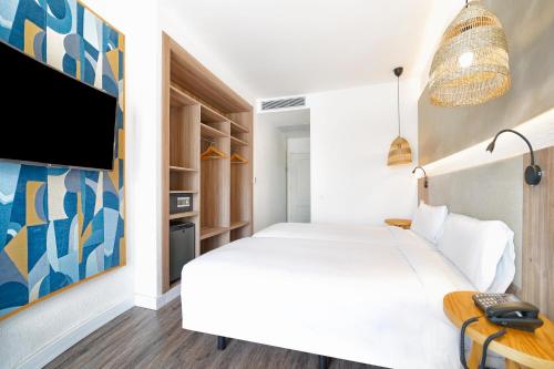 Junior suite Sofá Cama incluido 2 Camas individuales del hotel BLUESEA Golden Beach - Adults Only. Foto 1