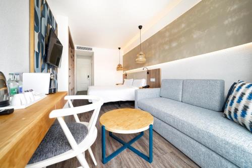 Junior suite Sofá Cama incluido 2 Camas individuales del hotel BLUESEA Golden Beach - Adults Only. Foto 3