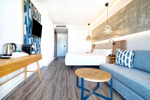 Junior suite Sofá Cama incluido 2 Camas individuales del hotel BLUESEA Golden Beach - Adults Only. Foto 5