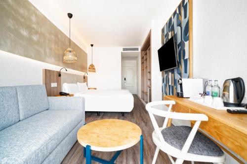 Junior suite Vista Mar Sofá Cama incluido 2 Camas individuales del hotel BLUESEA Golden Beach - Adults Only. Foto 2
